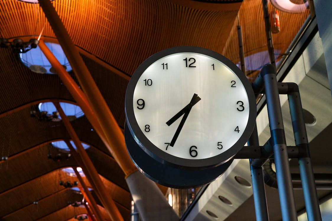 Clock representing waitlist timeline for Georgia Tech admissions decisions