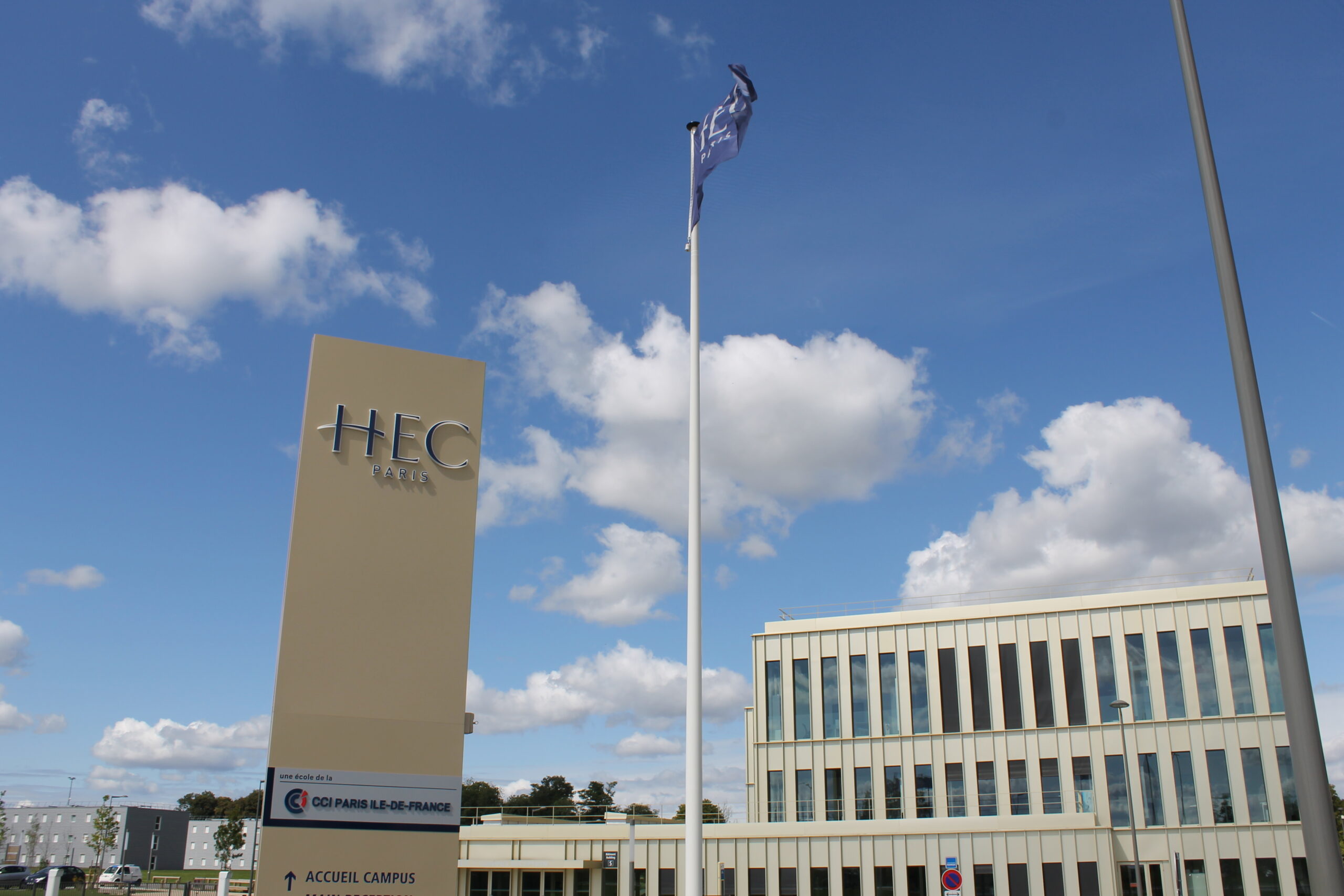 Main entrance of the HEC Paris campus in Jouy-en-Josas, illustrating the HEC Paris acceptance rate