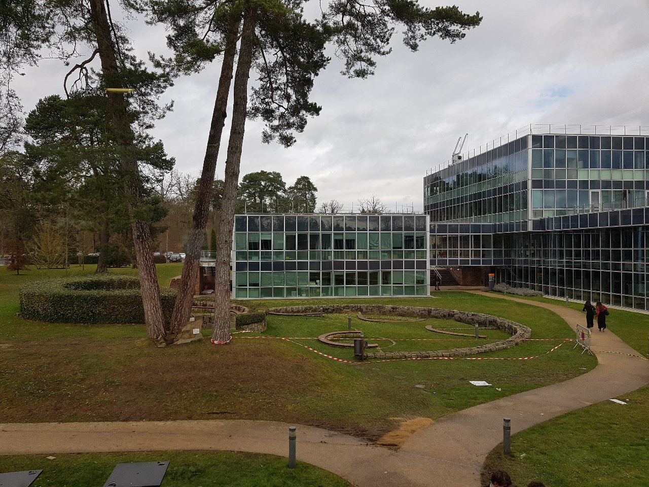 Courtyard of the INSEAD campus in Fontainebleau, illustrating the INSEAD acceptance rate