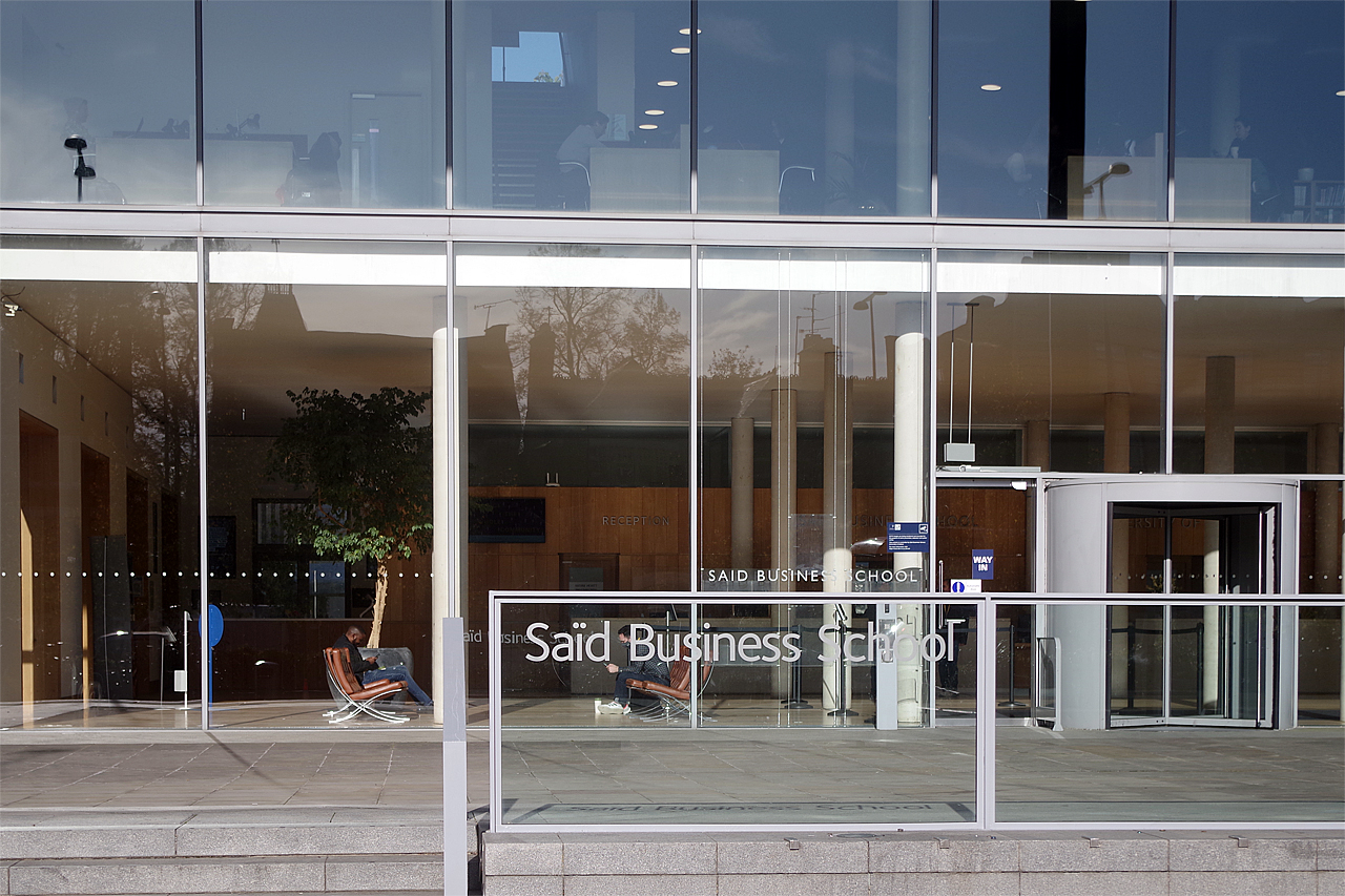 Entrance of the Saïd Business School at the University of Oxford, illustrating the Oxford MBA acceptance rate